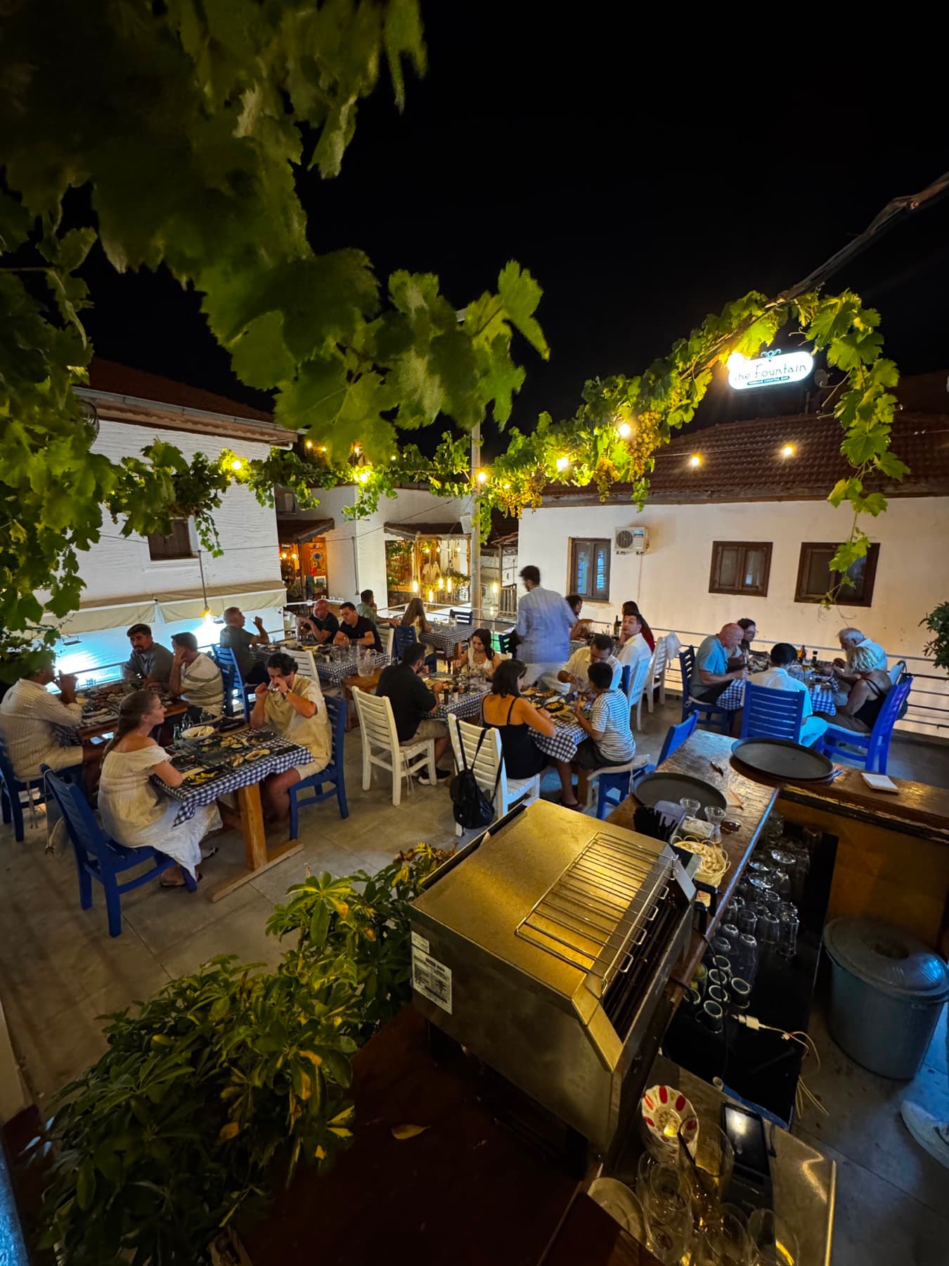Yamas Kalkan , asma altındaki avlu, akşam