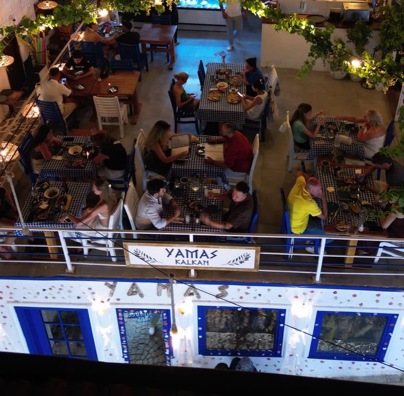 Yukarıdan avlu ve Yamas tabelası