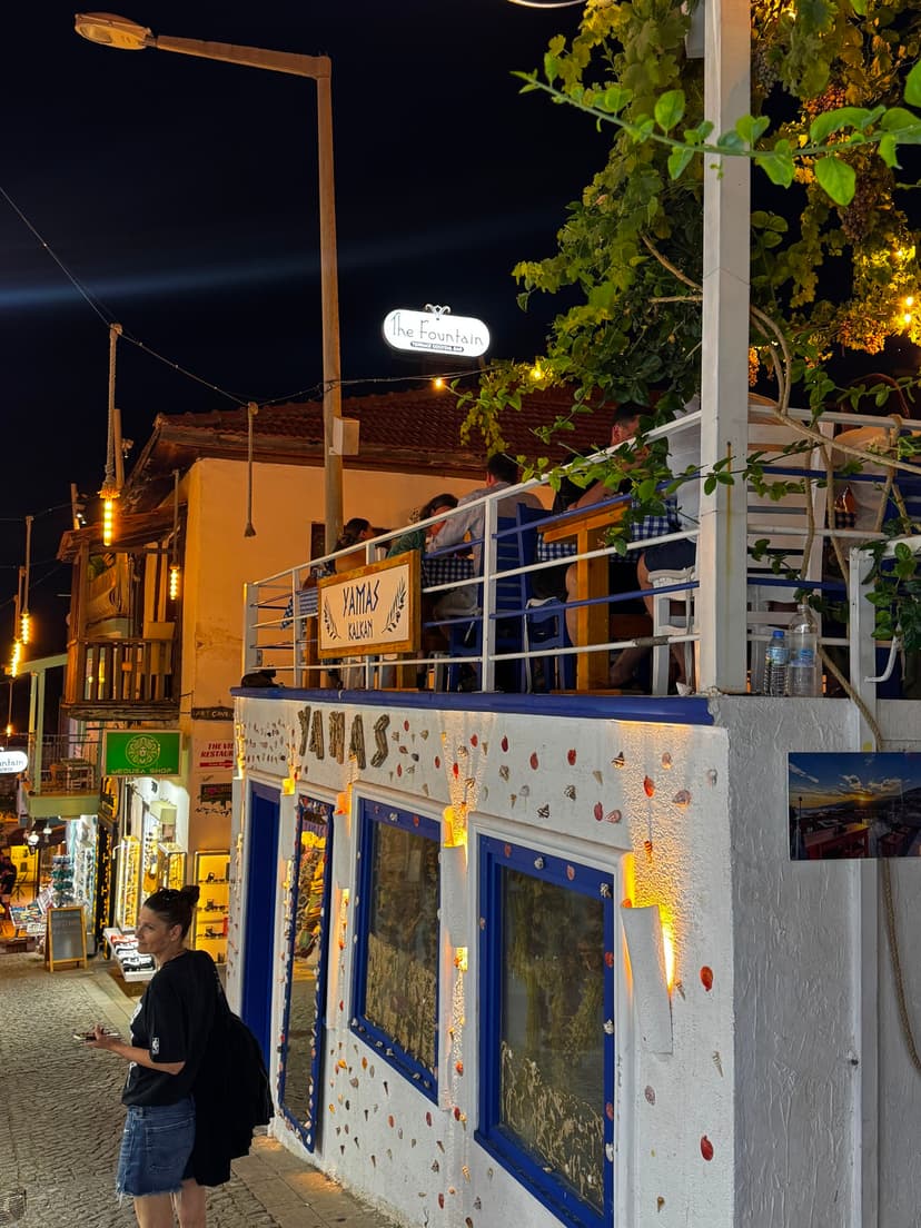 Yamas Kalkan gece sokak cephesi